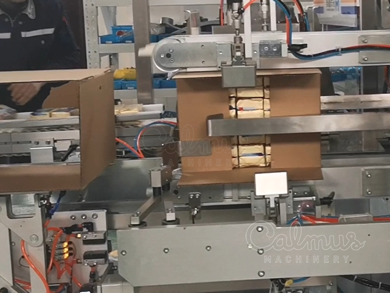 Beladung der Butterblöcke - Kartoniermaschine
